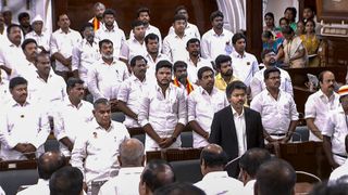 సీఎం విజయ్ చేతికి అన్నా డీఎంకే, బలపరీక్ష వేళ ఊహించని రాజకీయం..!!