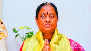 మంత్రివర్గం నుంచి కొండా సురేఖ బర్తరఫ్ - ఇక ఆ పార్టీ వైపే అడుగులు..!!