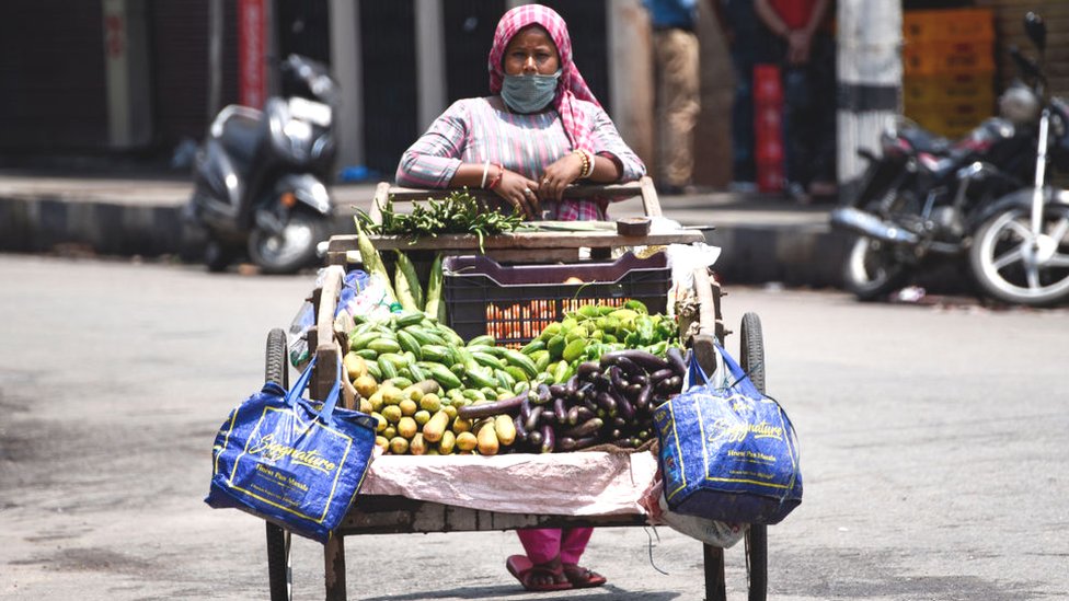 కూరగాయులు అమ్ముకునే మహిళ