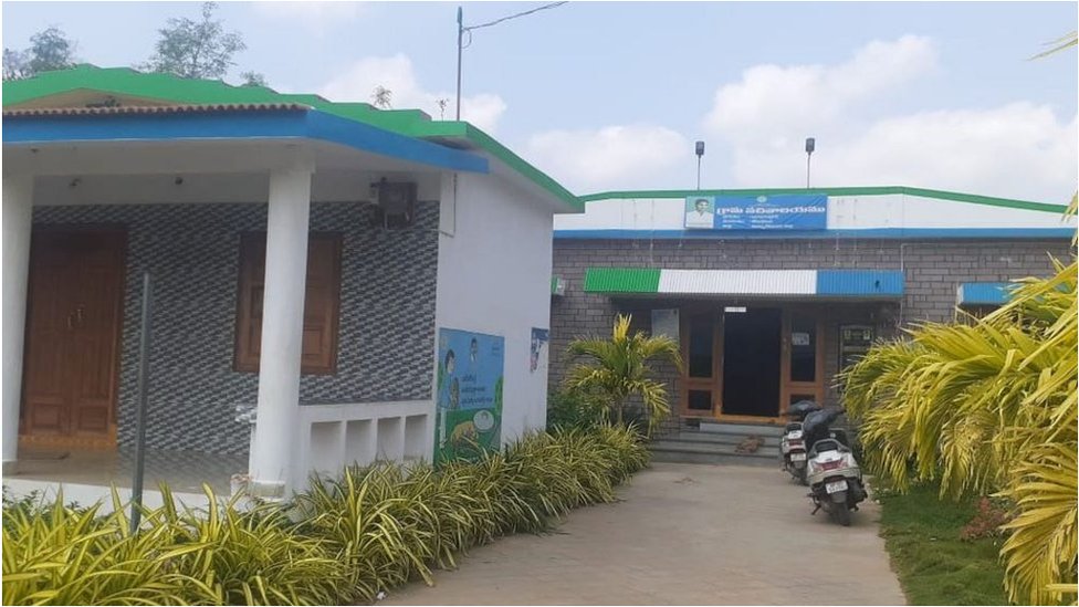 కార్యాల‌యాల‌కు రంగులు మార్చాలని పంచాయతీలకు ప్రభుత్వం ఆదేశాలు జారీ చేసింది.