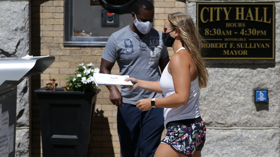 ముందుగానే పోస్టల్ ఓట్లు వేస్తున్న అమెరికన్లు