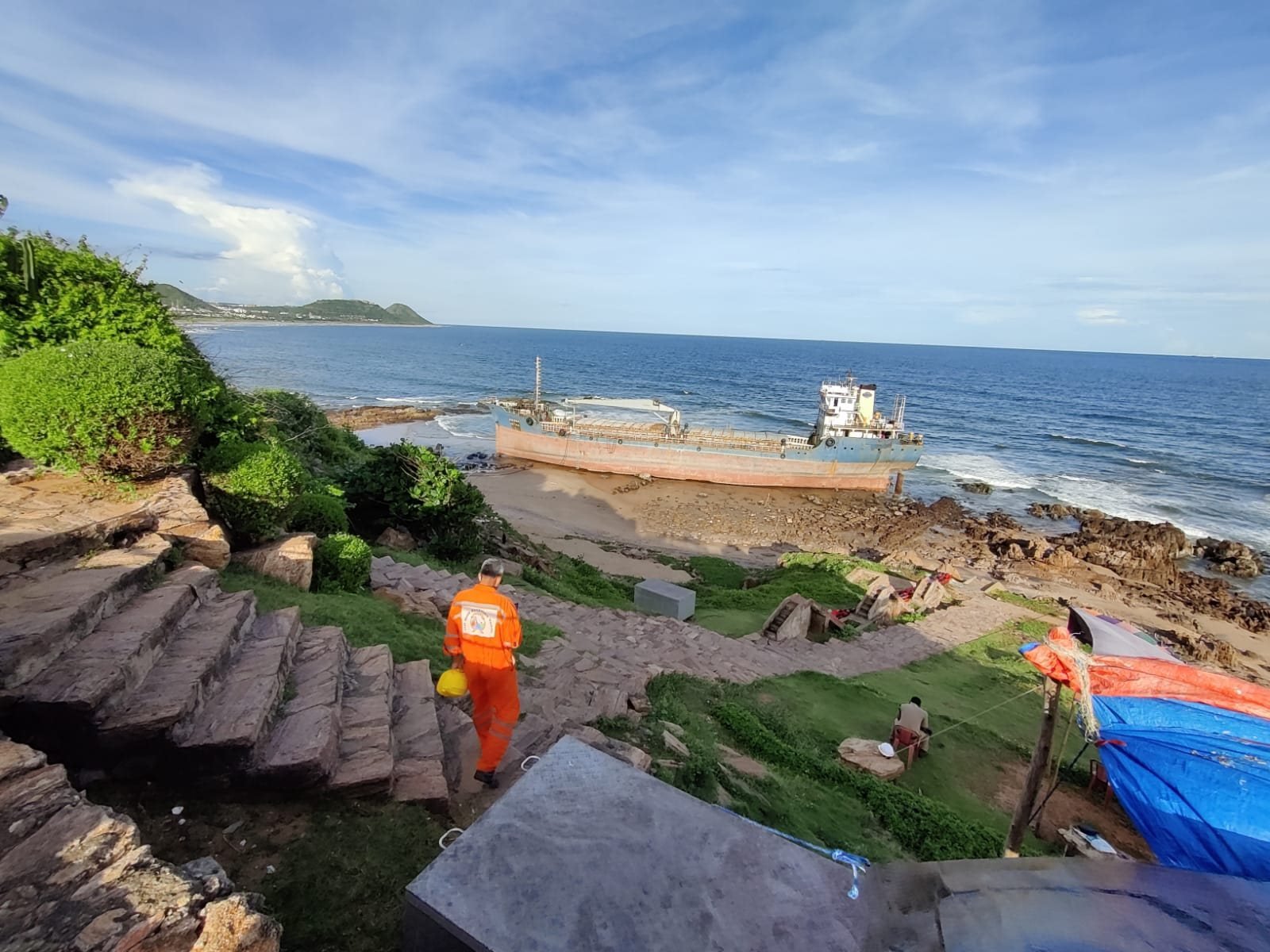 విశాఖ తీరంలో బంగ్లాదేశ్ నౌక