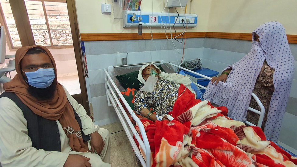 కరోనావైరస్ రెండోసారి విజృంభిస్తుండటంతో పాకిస్తాన్ సతమతం అవుతోంది