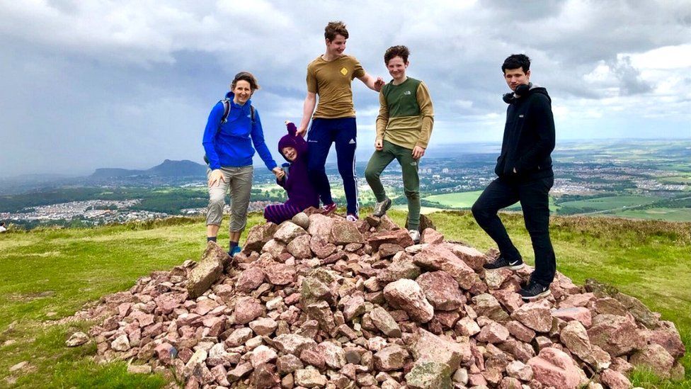 అందరూ నిద్రపోయే వేళలో, నిశిరాత్రిలో నలుగురు పిల్లల తల్లి లియోన్ హచిన్సన్ ఎడిన్‌బరో వీధుల్లో సైకిల్ తొక్కుతూ కనిపిస్తారు.