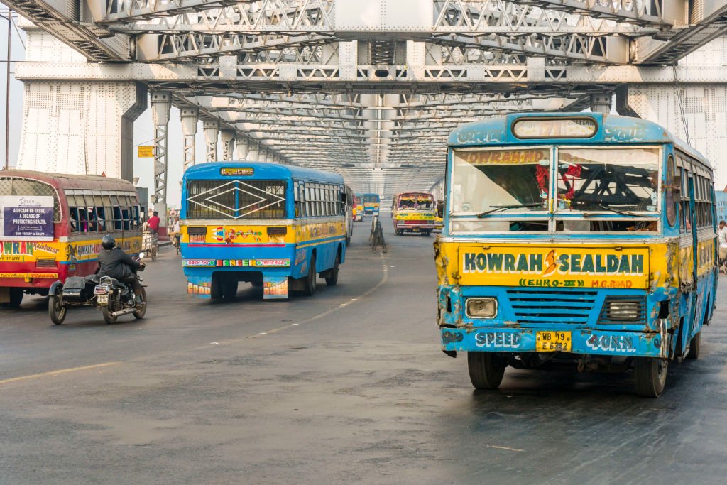 హౌరా బ్రిడ్జిపై బస్సు