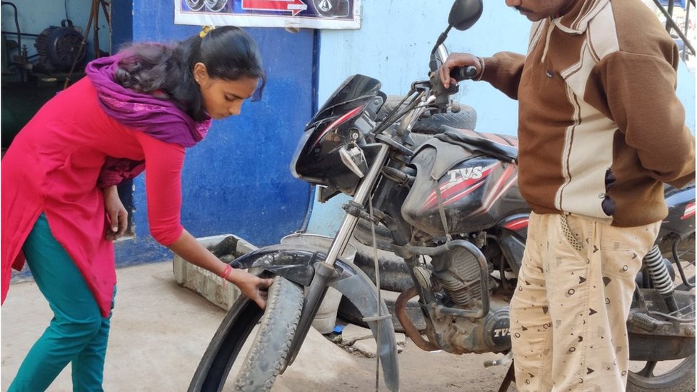లేడీ బైక్ మెకానిక్