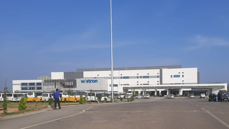 కోలార్ జిల్లాలో తైవాన్కు చెందిన విస్ట్రన్ అనే సంస్థ ఐఫోన్ విడిభాగాలను సరఫరా చేస్తుంది కోలార్ జిల్లాలో తైవాన్కు చెందిన విస్ట్రన్ అనే సంస్థ ఐఫోన్ విడిభాగాలను సరఫరా చేస్తుంది