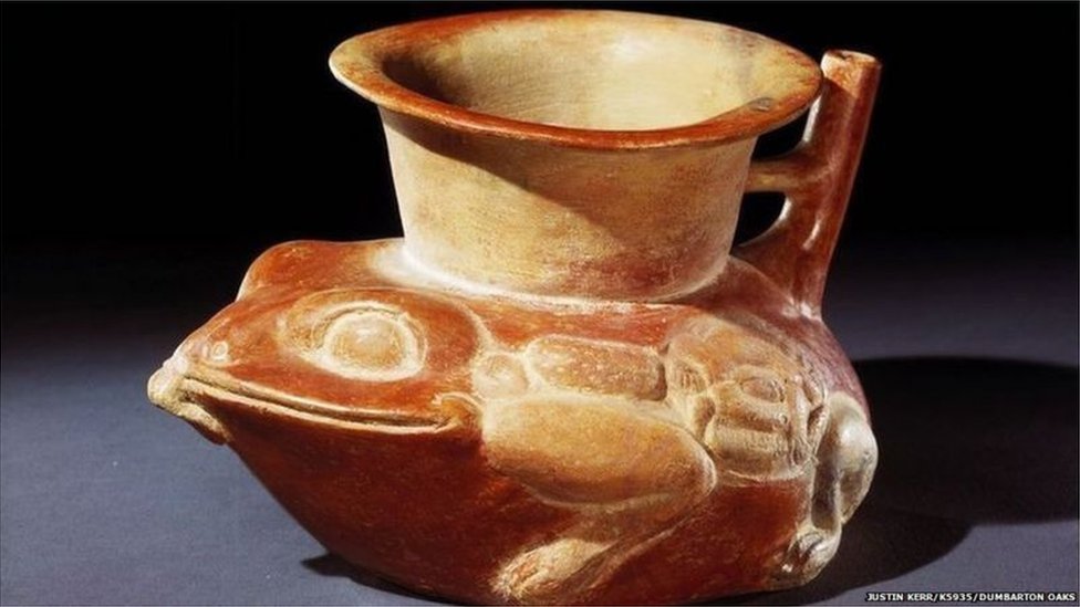 పంటలను కాపాడుతూ జీవితాలను నిలబెడుతుంది అనే అర్థంలో కేన్ టోడ్స్‌ను కళాకృతుల్లో చెక్కేవారు