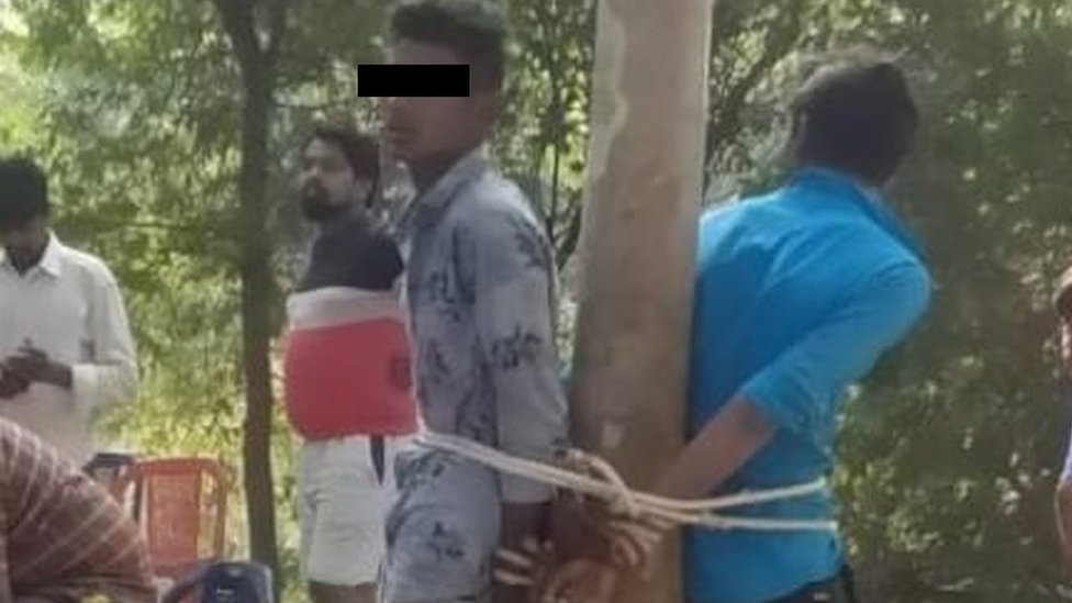 చెట్టుకు బందీ అయిన యువకులు