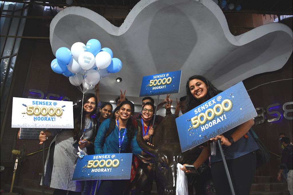 బీఎస్‌ఈలో సెన్సెక్స్‌ 50,000 మార్కును దాటి రికార్డు సృష్టించింది