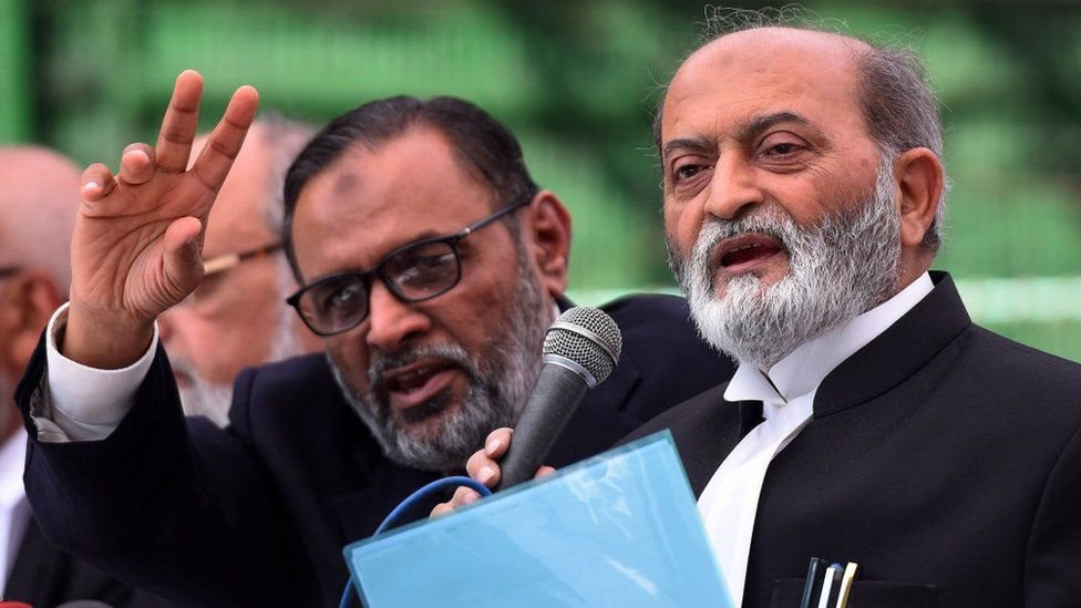 ముస్లిం పర్సనల్ లా బోర్డు సభ్యుడు జఫర్యాబ్ జిలానీ (కుడివైపు)