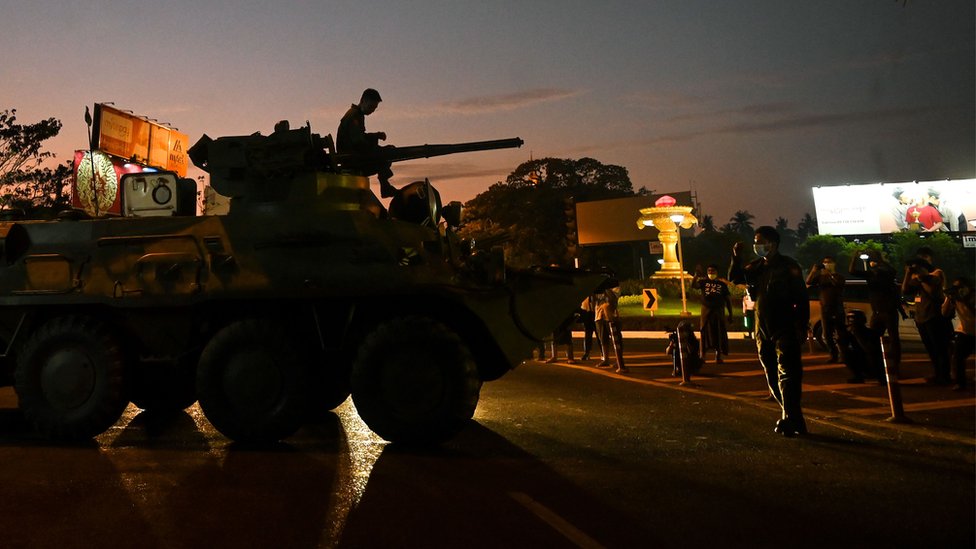 యాంగోన్‌లో సైనిక వాహనాలు