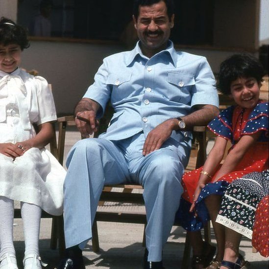 ఇద్దరు కూతుళ్లతో సద్దాం హుస్సేన్ ఇద్దరు కూతుళ్లతో సద్దాం హుస్సేన్