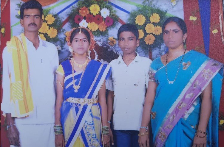 తల్లితండ్రులు, సోదరుడితో అనూష తల్లితండ్రులు, సోదరుడితో అనూష