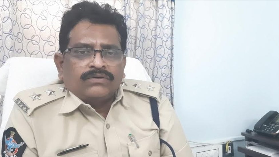 దిశ పోలీస్ స్టేషన్ డీఎస్పీ రవిచంద్ర దిశ పోలీస్ స్టేషన్ డీఎస్పీ రవిచంద్ర