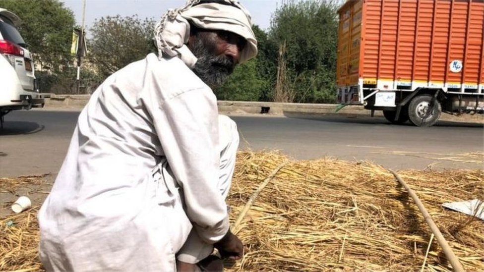 వెదురు, గడ్డితో పైకప్పు తయారుచేస్తూ వేసవిని ఎదుర్కొనేందుకు సిద్ధమవుతున్న రైతులు