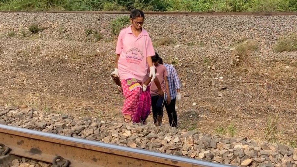 అనాథ శవాలను తరలించేందుకు వెళ్తున్న దేవిశ్రీ