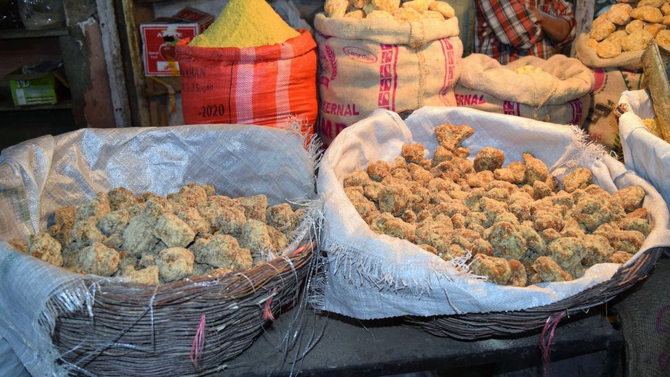 వివిధ ఆకారాలలో ఉన్న బెల్లంతో నిండిన గోనె సంచులు పాకిస్తాన్, భారతీయ హోల్ సేల్ మార్కెట్ లలో చాలా సాధారణంగా కనిపిస్తూ ఉంటాయి.