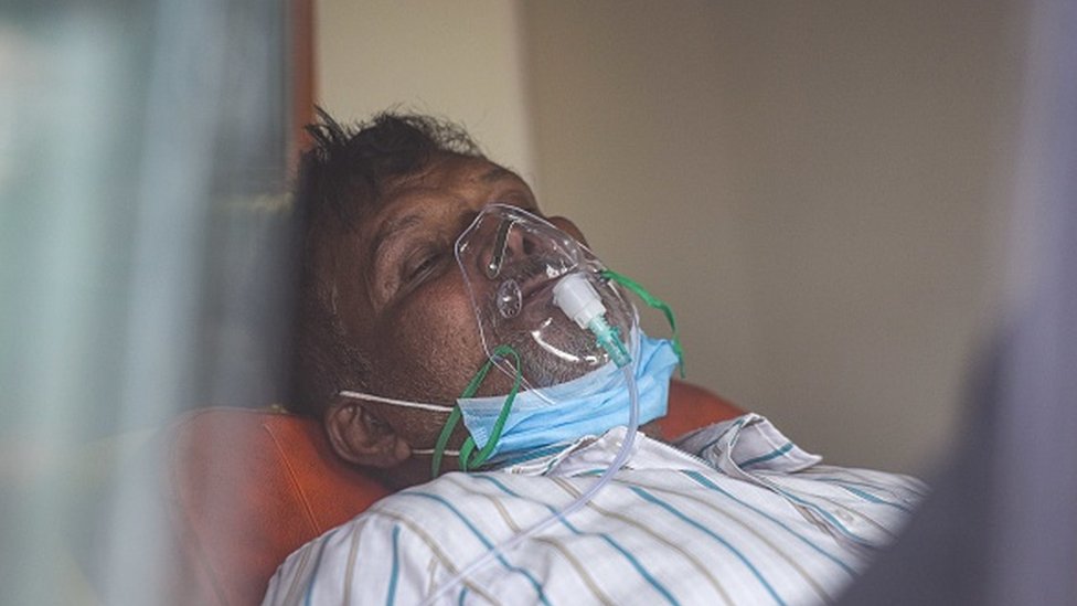 కోవిడ్ రోగికి ఆక్సిజన్‌