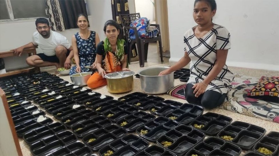 ఆహారం సిద్ధం చేస్తున్న అక్షయ్ టీం