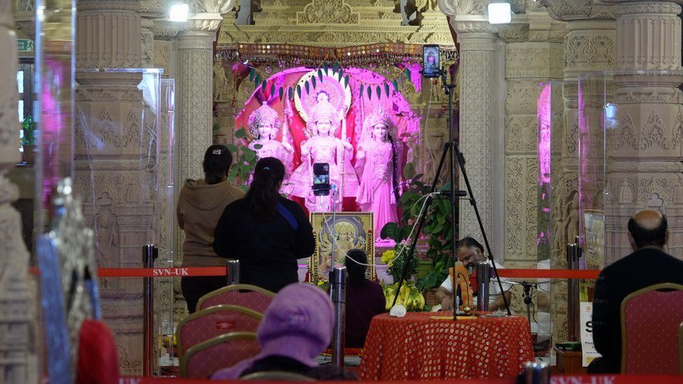 తోటి భారతీయుల కోసం బ్రిటన్లోని ఒక దేవాలయంలో ప్రార్ధనలు నిర్వహిస్తున్న బ్రిటన్లో భారత సంతతి