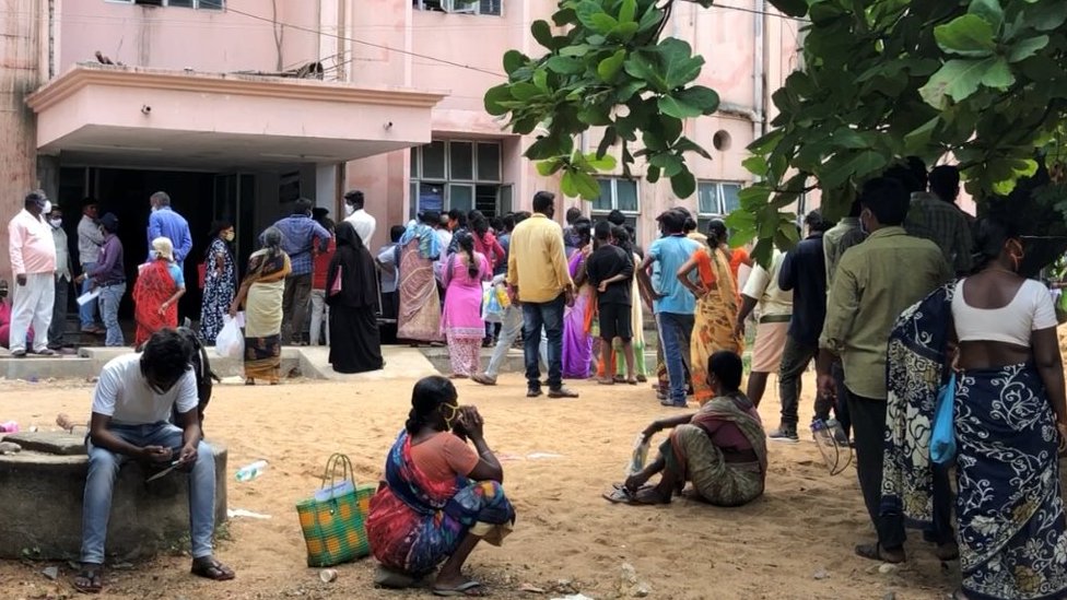 ఫలితాల కోసం నిరీక్షిస్తున్న రోగులు