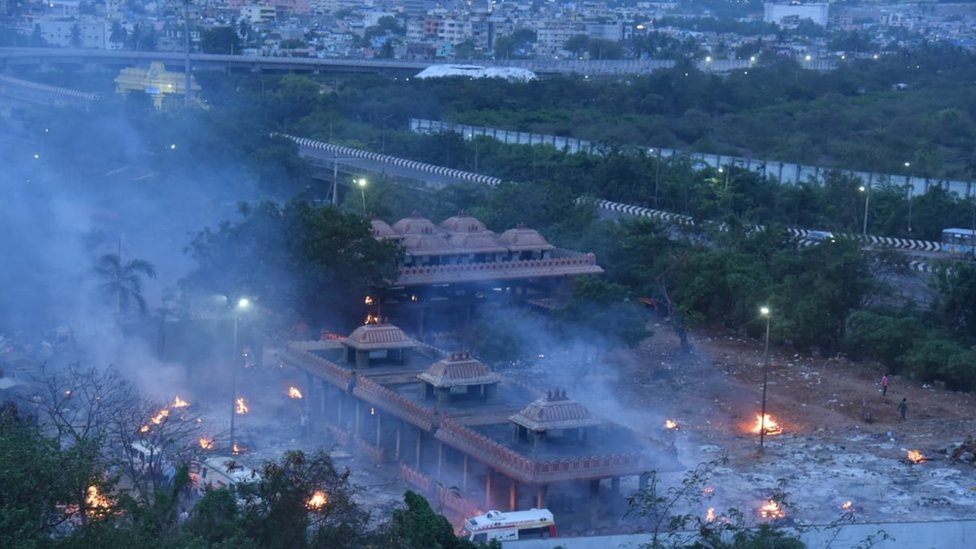 విశాఖపట్నం జ్ఞానాపురం శ్మశాన వాటికలో సిబ్బంది 24 గంటలూ పనిచేస్తున్నారు.