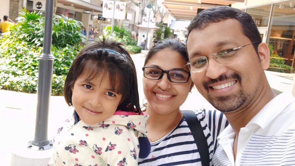 అయిదేళ్ల జొహన్నాతో తల్లితండ్రులు