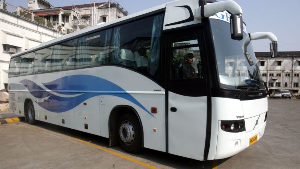 లాక్‌డౌన్ కాలంలో ప్రైవేటు బస్సు సర్వీసులు అధిక ఛార్జీలు వసూలు చేస్తున్నాయి.