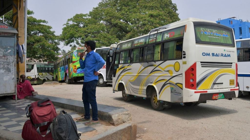 లాక్‌డౌన్ కావడంతో ఆర్టీసీ సర్వీసులు తక్కువగా తిరుగుతున్నాయి. దీంతో ప్రైవేటు సర్వీసులు ఎక్కువ ఛార్జీలు వసూలు చేస్తున్నాయి.
