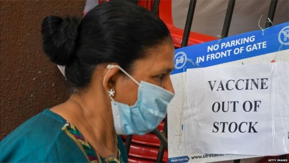 ప్రైవేటు ఆసుపత్రులలో టీకాలు దొరుకుతుండగా, ప్రభుత్వ ఆసుపత్రులలో స్లాట్లు దొరకడం లేదు.