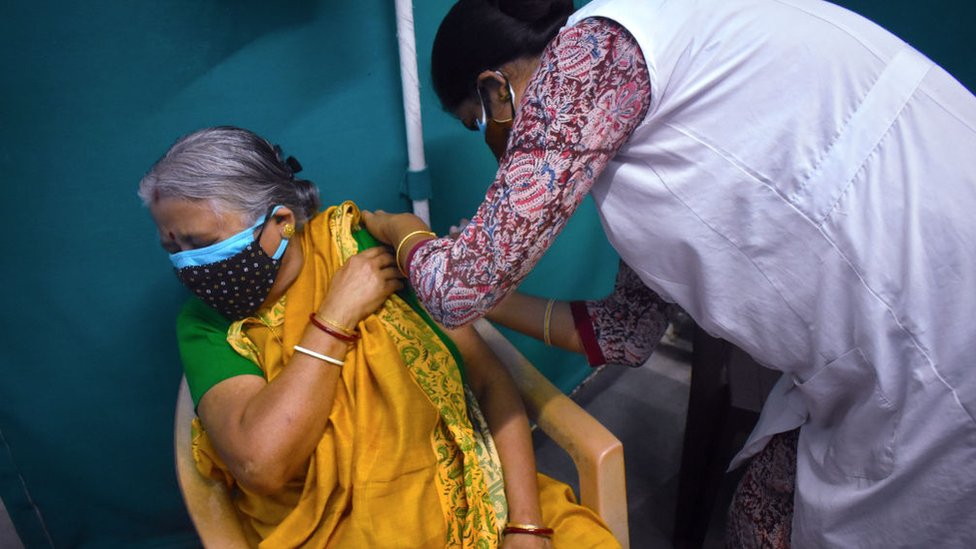 వ్యాక్సీన్ తీసుకుంటున్న మహిళ