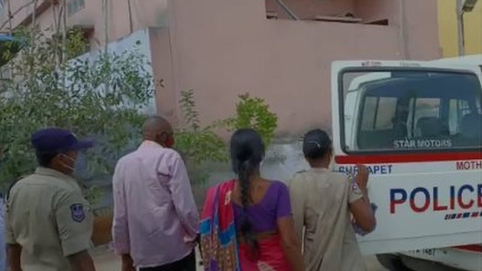 నాగేశ్వరరెడ్డి దంపతులను తరలిస్తున్న పోలీసులు