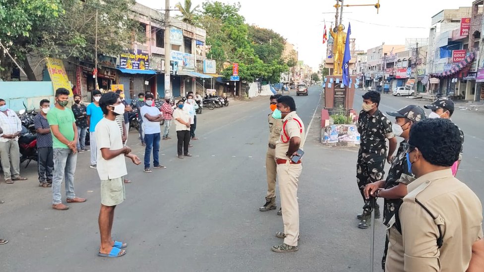 పోలీసులు తమ రెగ్యులర్ విధులతోపాటు కరోనా కారణంగా అదనపు సేవలు కూడా చేయాల్సి వస్తోంది. పోలీసులు తమ రెగ్యులర్ విధులతోపాటు కరోనా కారణంగా అదనపు సేవలు కూడా చేయాల్సి వస్తోంది.