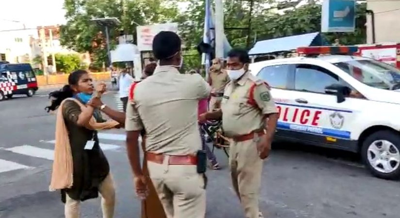 విశాఖపట్నంలో ఓ ప్రైవేటు కంపెనీ ఉద్యోగిని కోవిడ్ నిబంధనలు అమలులో ఉన్న వేళ రోడ్డు మీదకు రావడంతో పోలీసులు ఆమెను అడ్డుకోవడం వివాదానికి కారణమైంది. విశాఖపట్నంలో ఓ ప్రైవేటు కంపెనీ ఉద్యోగిని కోవిడ్ నిబంధనలు అమలులో ఉన్న వేళ రోడ్డు మీదకు రావడంతో పోలీసులు ఆమెను అడ్డుకోవడం వివాదానికి కారణమైంది.