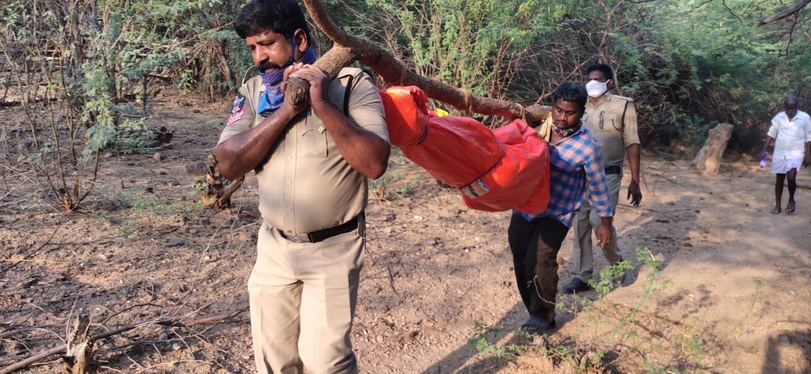 కోవిడ్ సమయంలో పోలీసులు అనేక మంది కరోనా బాధితుల శవాలను బంధువులకు చేర్చడంలో సాయపడ్డారు. కోవిడ్ సమయంలో పోలీసులు అనేక మంది కరోనా బాధితుల శవాలను బంధువులకు చేర్చడంలో సాయపడ్డారు.
