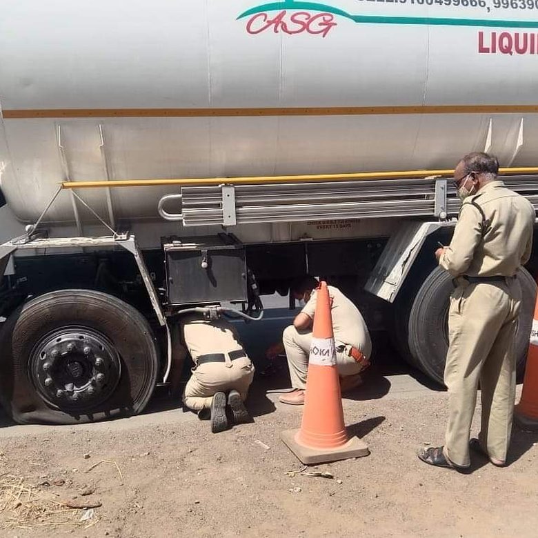 కోవిడ్ సర్వీసుల్లో భాగంగా అనేక రూపాలలో సేవలందించడంలో పోలీసులు ముందున్నారు. కోవిడ్ సర్వీసుల్లో భాగంగా అనేక రూపాలలో సేవలందించడంలో పోలీసులు ముందున్నారు.