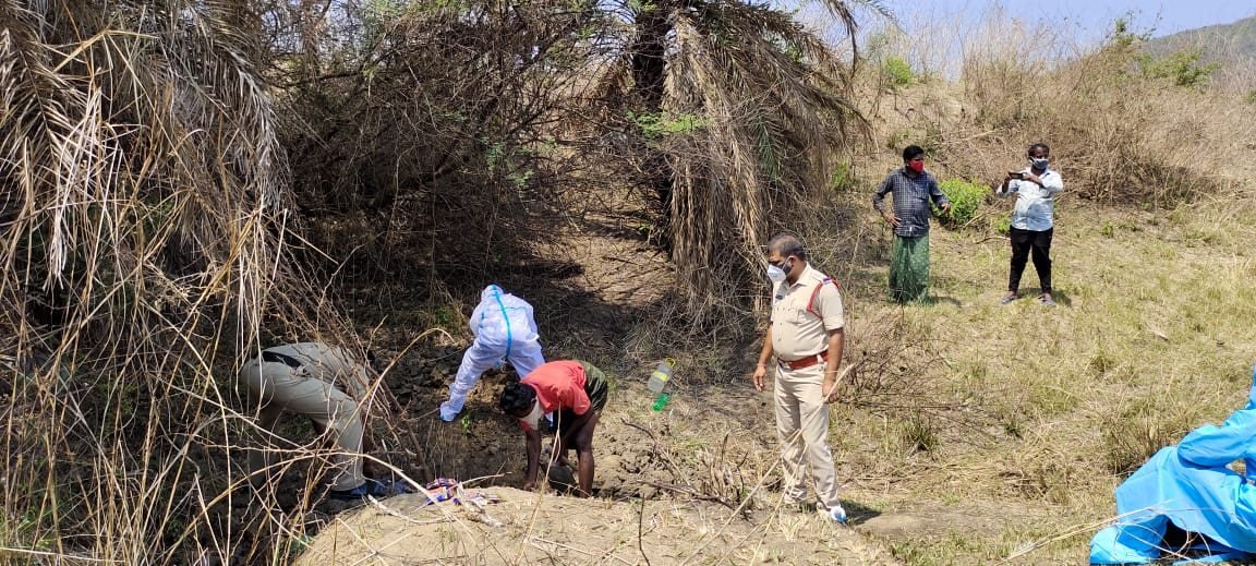 అనాథ శవాలకు అంత్యక్రియలు నిర్వహించడంలో పోలీసులు సాయం చేశారు. అనాథ శవాలకు అంత్యక్రియలు నిర్వహించడంలో పోలీసులు సాయం చేశారు.