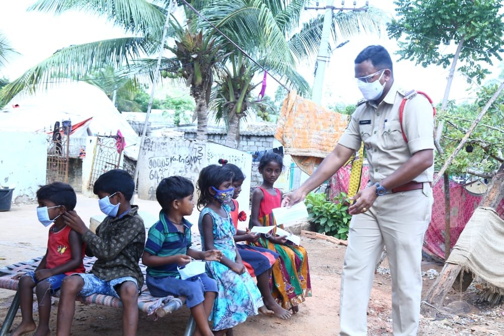 పోలీసులకు తమ రోజువారీ కార్యక్రమాలకు కోవిడ్ విధులు కూడా జత కావడంతో పని రెట్టింపు అయ్యింది. పోలీసులకు తమ రోజువారీ కార్యక్రమాలకు కోవిడ్ విధులు కూడా జత కావడంతో పని రెట్టింపు అయ్యింది.