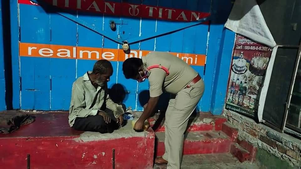 కరోనా మహమ్మారి సమయంలో పోలీసులు ప్రవర్తనలో చాలా మార్పు వచ్చిందని ఆ శాఖ ఉన్నతాధికారులు అంటున్నారు. కరోనా మహమ్మారి సమయంలో పోలీసులు ప్రవర్తనలో చాలా మార్పు వచ్చిందని ఆ శాఖ ఉన్నతాధికారులు అంటున్నారు.