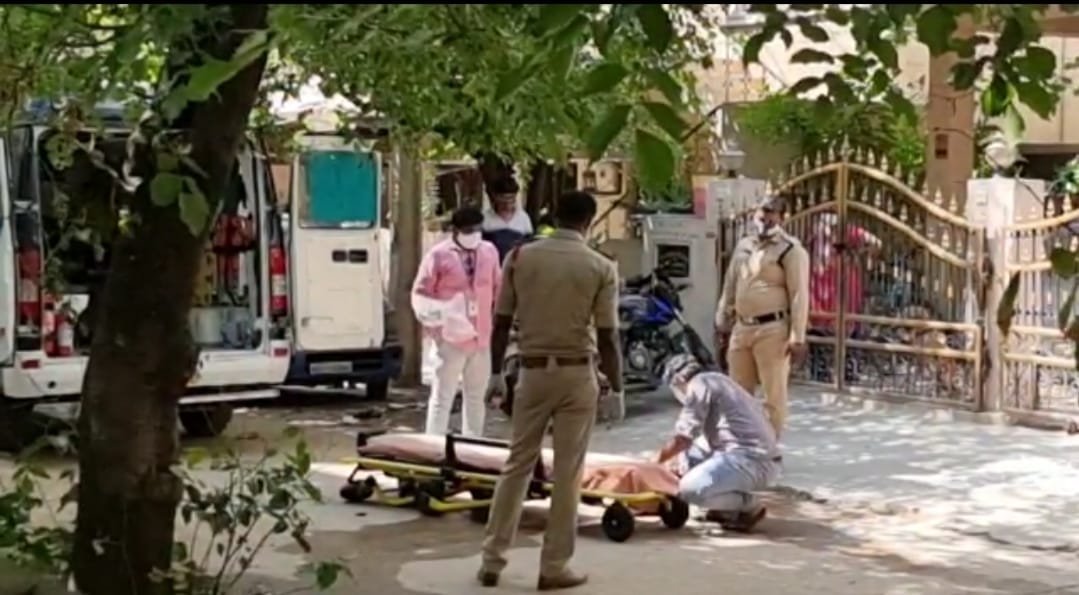 అనాధ శవాలకు అంత్య క్రియలు చేయడం, ఎవరు లేని వారికి ఆశ్రయం కల్పించడం, తల్లిదండ్రులను కోల్పోయిన పిల్లలను దగ్గరకు చేర్చుకోవడం వంటివి పోలీసుల ఆలోచన ధోరణిలో మార్పుకు నిదర్శనమని అధికారులు అన్నారు. అనాధ శవాలకు అంత్య క్రియలు చేయడం, ఎవరు లేని వారికి ఆశ్రయం కల్పించడం, తల్లిదండ్రులను కోల్పోయిన పిల్లలను దగ్గరకు చేర్చుకోవడం వంటివి పోలీసుల ఆలోచన ధోరణిలో మార్పుకు నిదర్శనమని అధికారులు అన్నారు.