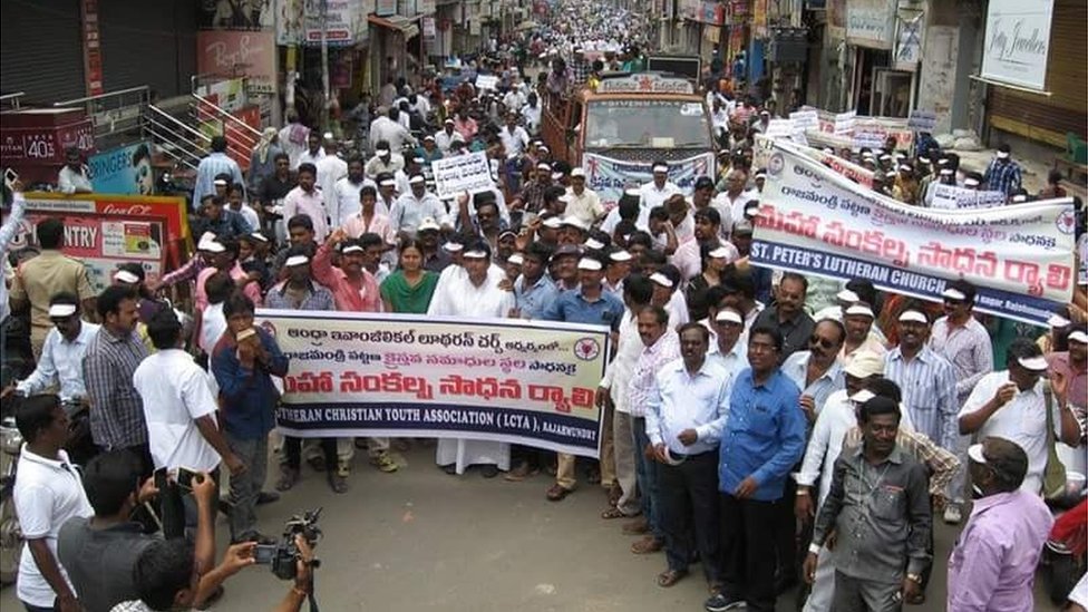 గతంలో సమాధుల కోసం నిరసనలు చేసిన క్రైస్తవులు గతంలో సమాధుల కోసం నిరసనలు చేసిన క్రైస్తవులు