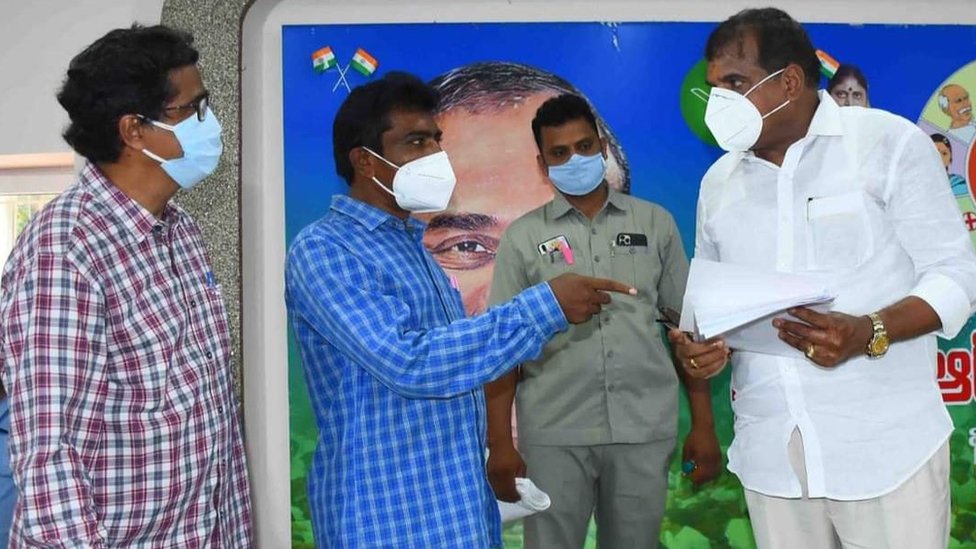 మంత్రి బొత్సకి వినతిపత్రం అందిస్తున్న జీవీఎంసీ కార్పోరేటర్ గంగారావు తదితరులు మంత్రి బొత్సకి వినతిపత్రం అందిస్తున్న జీవీఎంసీ కార్పోరేటర్ గంగారావు తదితరులు