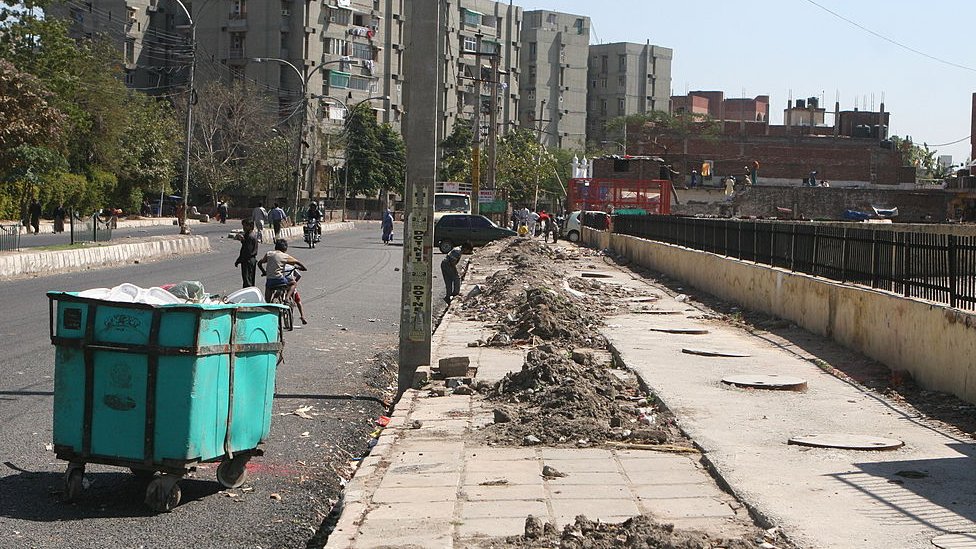 చెత్త సేకరణపై పన్ను ప్రజలకు పెద్ద భారం కాదని జగన్మోహన్ రెడ్డి ప్రభుత్వం అంటోంది. చెత్త సేకరణపై పన్ను ప్రజలకు పెద్ద భారం కాదని జగన్మోహన్ రెడ్డి ప్రభుత్వం అంటోంది.