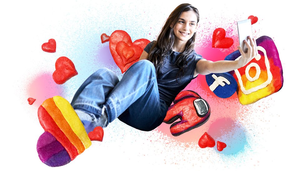 సెల్ఫీ తీసుకుంటున్న టీనేజ్ అమ్మాయి