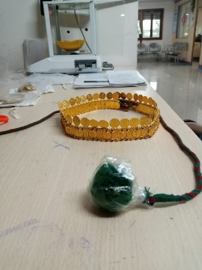 బ్యాంకులతోపాటు నాన్ బ్యాంకింగ్ ఫైనాన్స్ సంస్థలు కూడా బంగారం మీద రుణాలు ఇస్తున్నాయి. బ్యాంకులతోపాటు నాన్ బ్యాంకింగ్ ఫైనాన్స్ సంస్థలు కూడా బంగారం మీద రుణాలు ఇస్తున్నాయి.