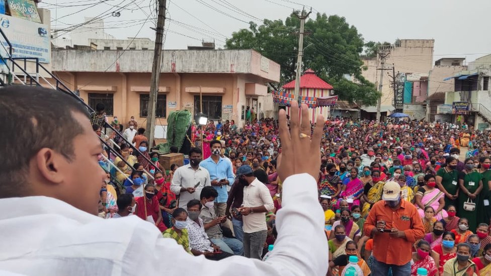 కోవిడ్ ప్రమాదం ఉన్నా రాజకీయ పార్టీల నేతలు భారీ సభలు నిర్వహిస్తున్నారు. కోవిడ్ ప్రమాదం ఉన్నా రాజకీయ పార్టీల నేతలు భారీ సభలు నిర్వహిస్తున్నారు.