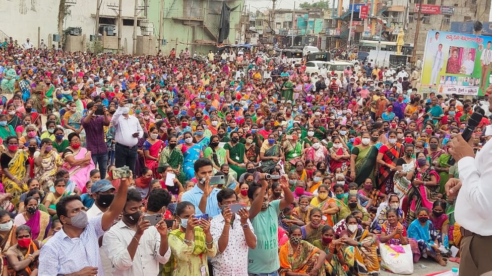 సభల్లో ప్రజలు కోవిడ్ నిబంధనలు పాటించేలా చూడటం చాలా కష్టమైన పని సభల్లో ప్రజలు కోవిడ్ నిబంధనలు పాటించేలా చూడటం చాలా కష్టమైన పని