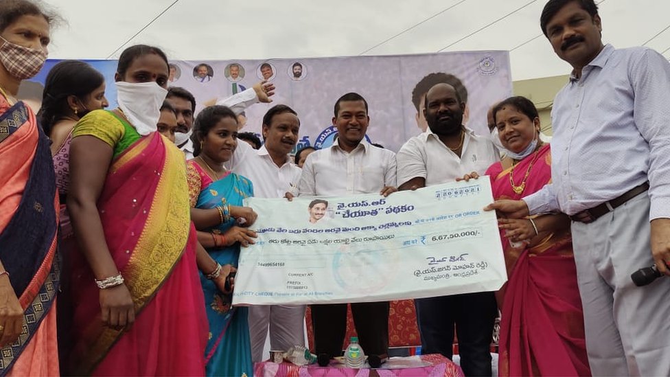 ప్రభుత్వ కార్యక్రమాలకు ప్రజలు స్వచ్ఛందంగా వస్తున్నారని నేతలు చెబుతున్నారు. ప్రభుత్వ కార్యక్రమాలకు ప్రజలు స్వచ్ఛందంగా వస్తున్నారని నేతలు చెబుతున్నారు.