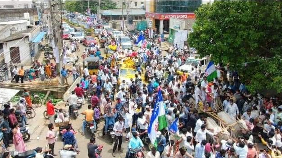ఆంధ్రప్రదేశ్లో భారీ సభలు, ర్యాలీలు తరచూ జరుగుతున్నాయి. ఆంధ్రప్రదేశ్లో భారీ సభలు, ర్యాలీలు తరచూ జరుగుతున్నాయి.